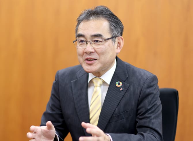 Representative director and chairperson, Ken-ichiro Hata.