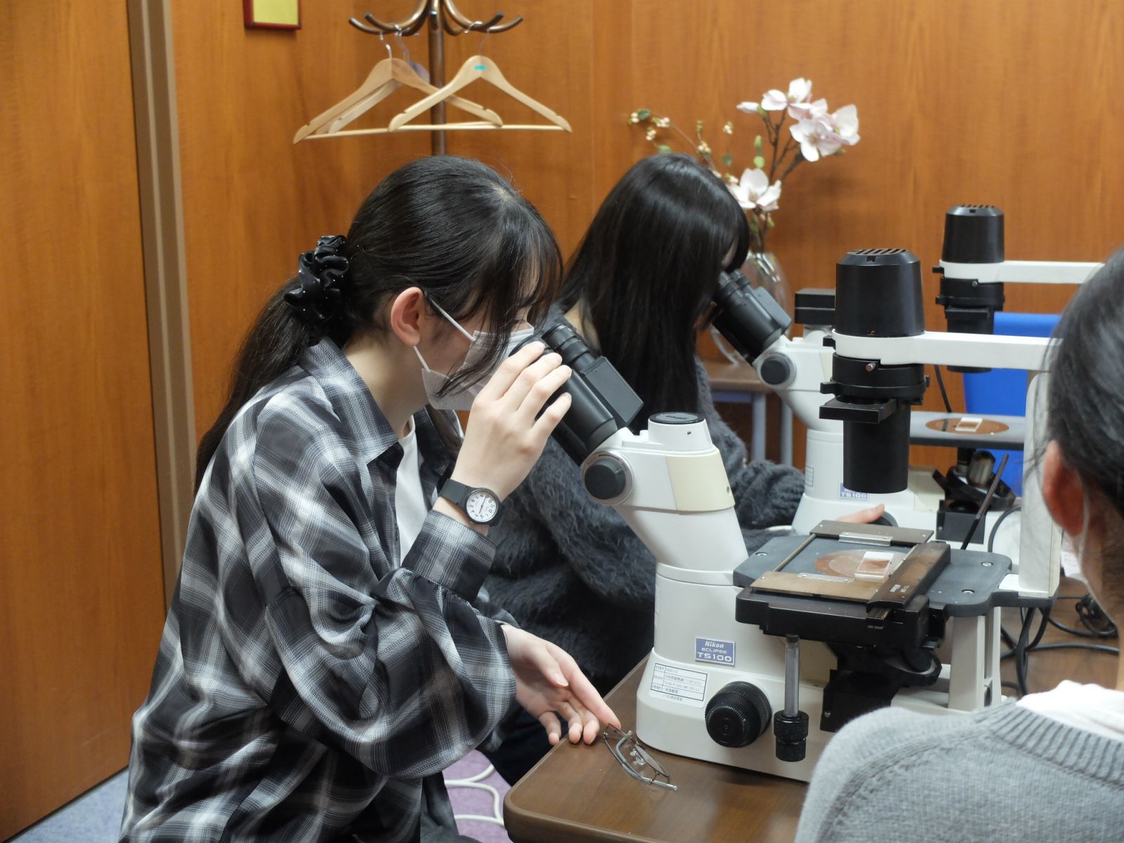 顕微鏡を覗く学生